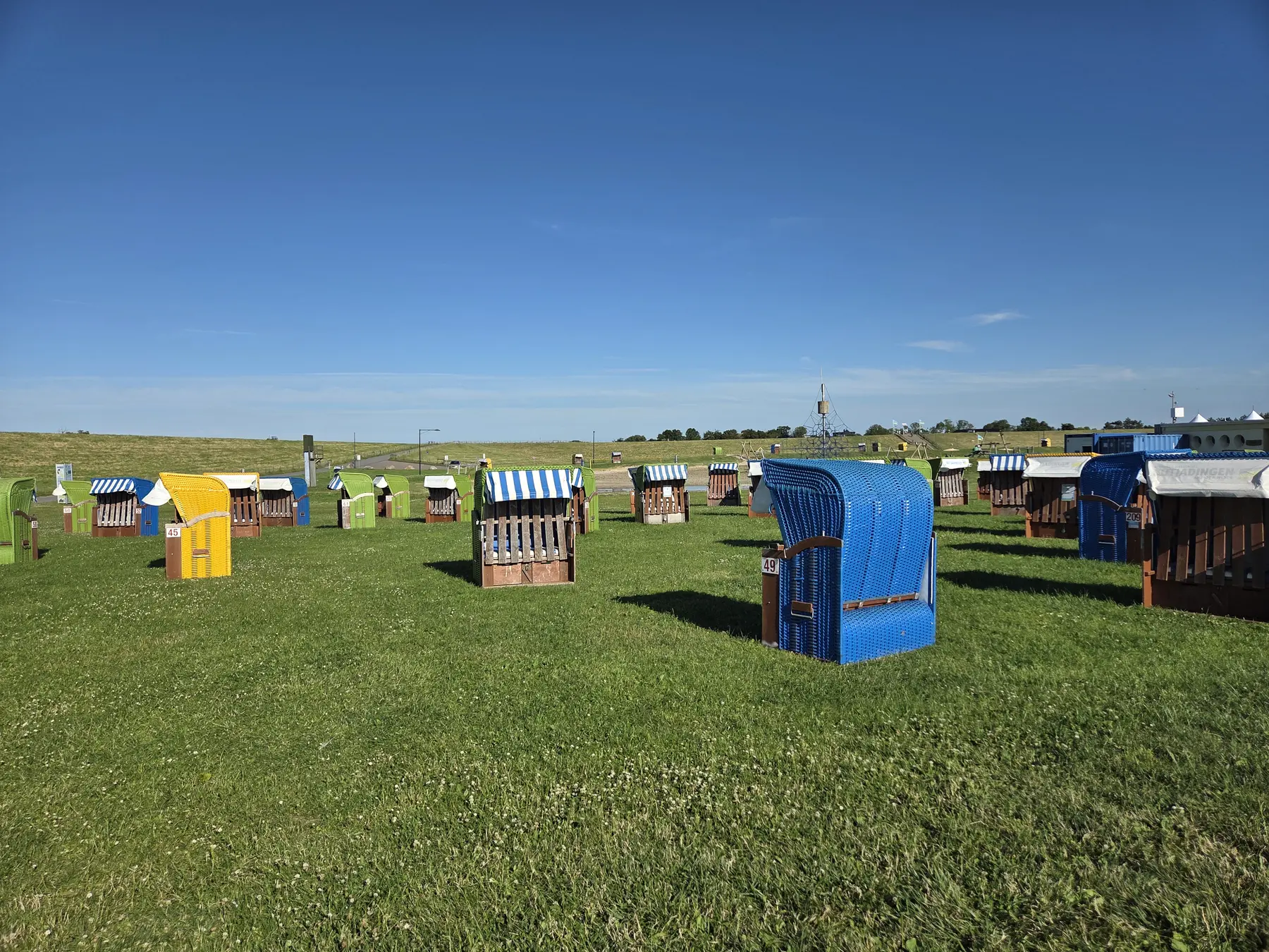 Bunte Strandkörbe am Friesenstrand Tossens