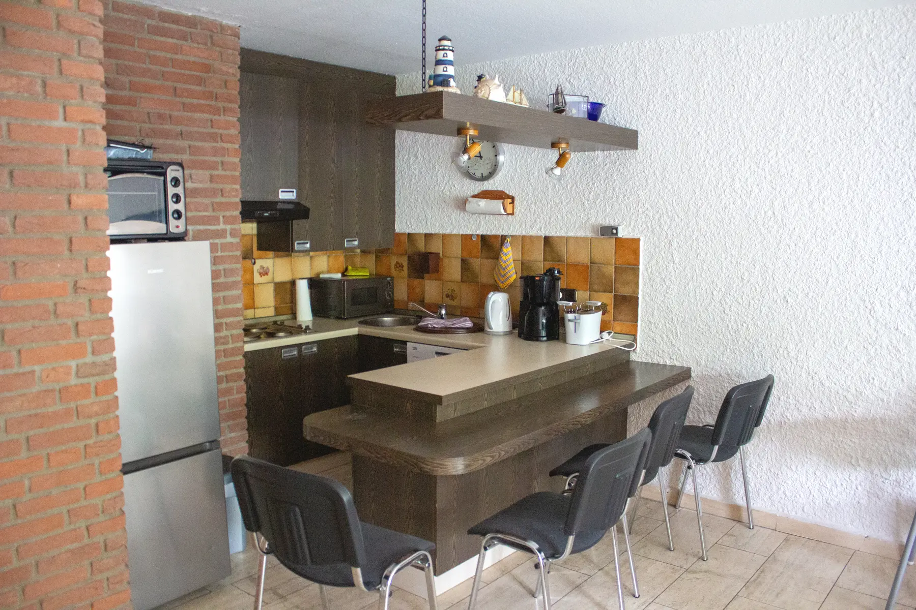 Offene Küche mit Kühlschrank und Essbereich