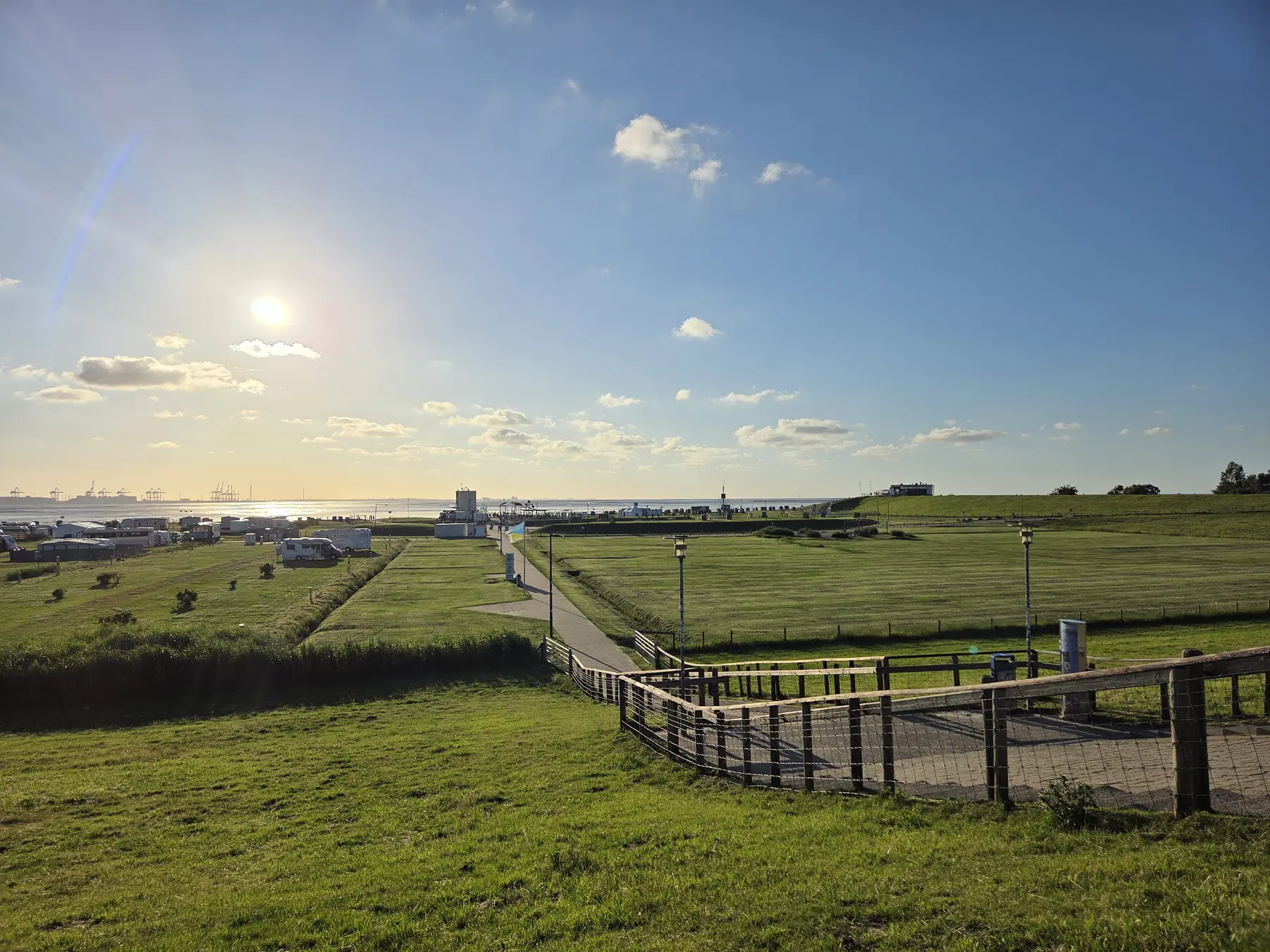 Weite Küstenlandschaft an der Nordsee bei Tossens