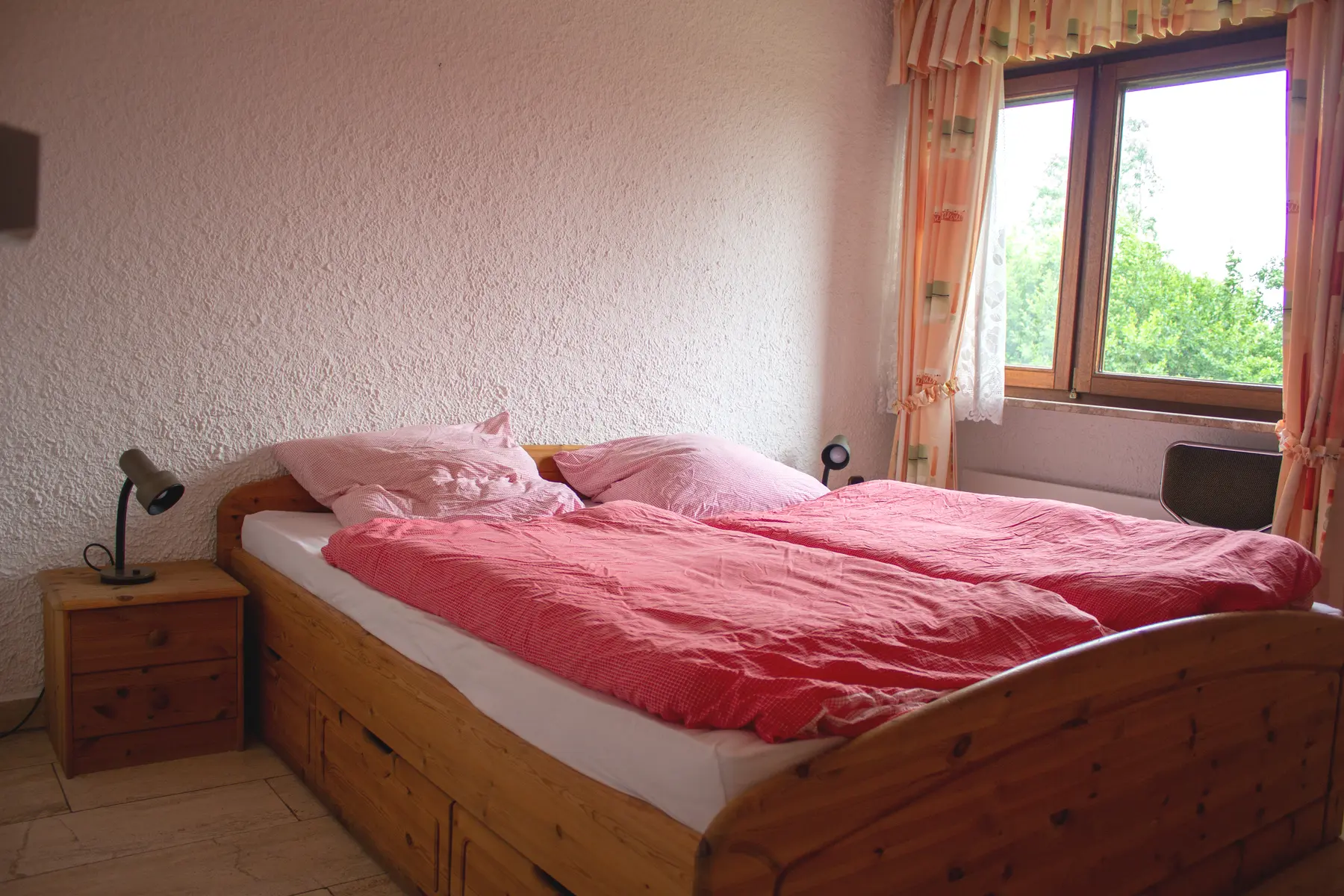 Elternschlafzimmer mit großem Doppelbett