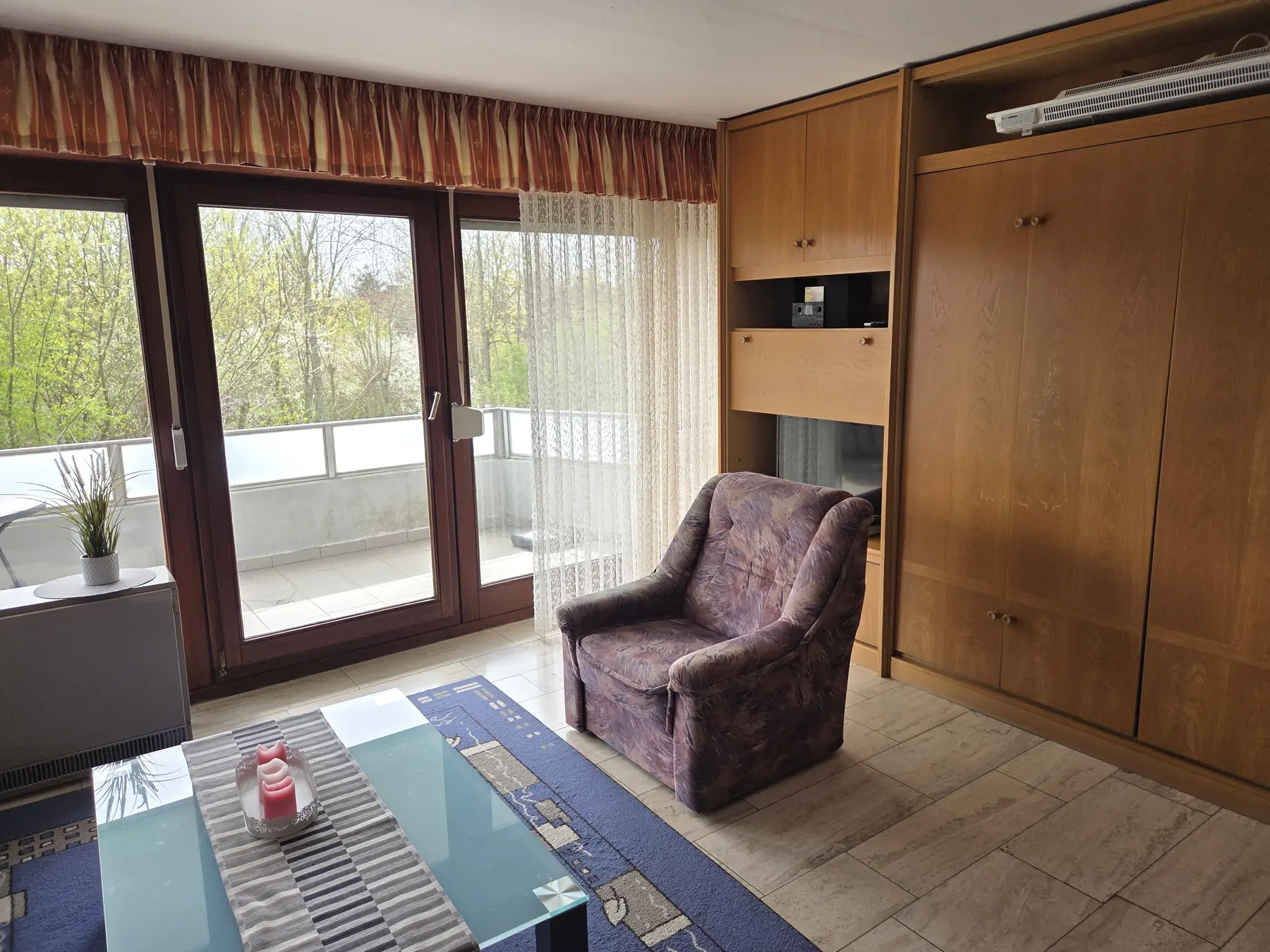Großes Wohnzimmer mit Sitzecke und Balkonzugang